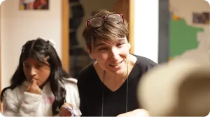 Bénévole qui aide au devoirs