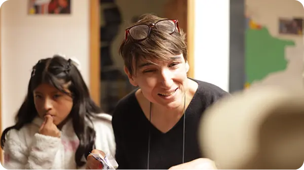 Bénévole qui aide au devoirs